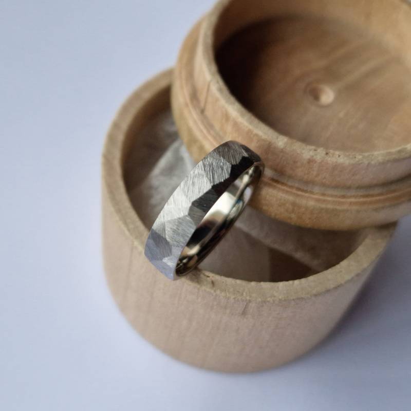 Facettierter Titanring. Handgefertigtes Facettiertes Band von ATDesignStudio