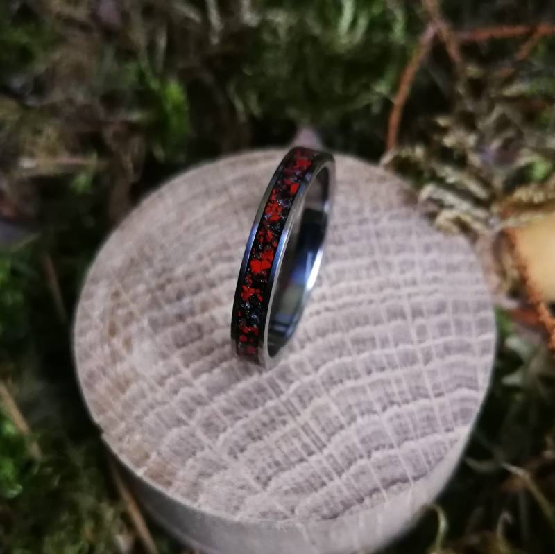 Handgemachter Damen Titan Armreif Mit Inlay Aus Rotem Jaspis Und Schwarzer Jade von ATDesignStudio