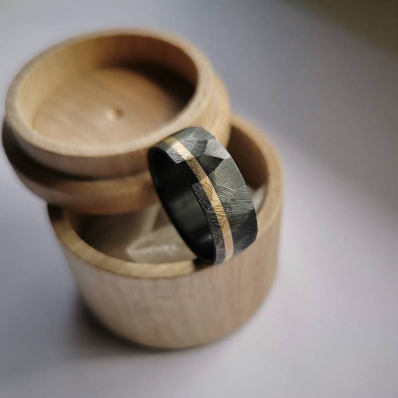 Schwarzer Zirkonring Mit Massivem Goldkanal. Gebürstetes Finish. Handgemacht Und Personalisierbar von ATDesignStudio
