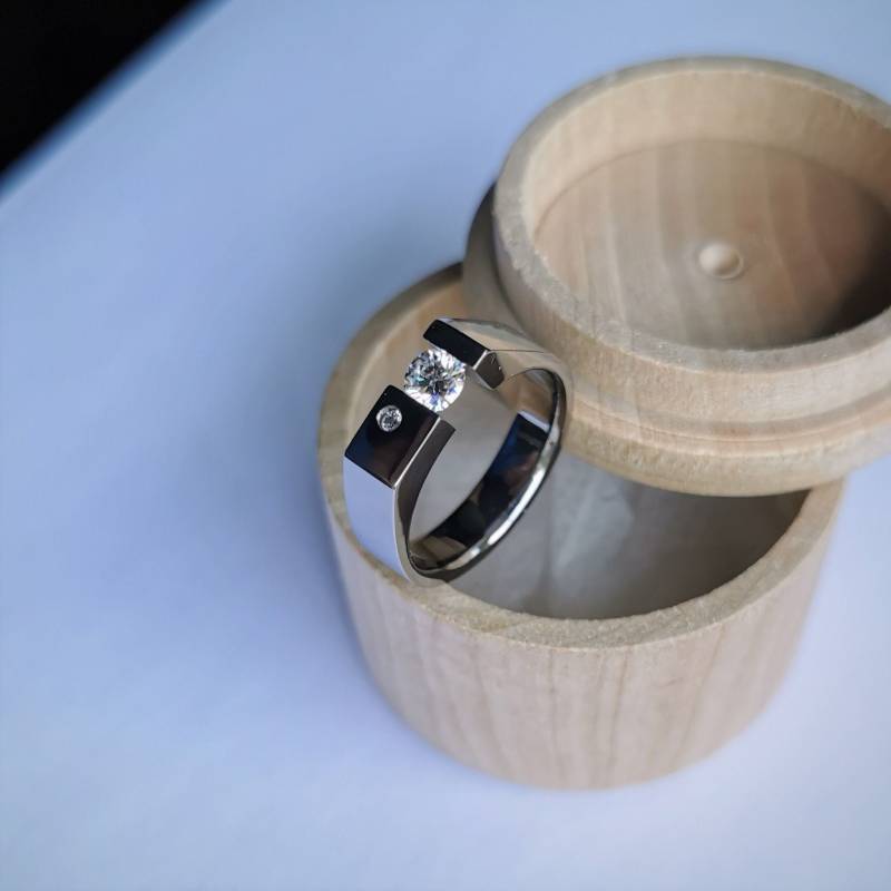 Titan Spannring. Einzigartiger Handgefertigter Polierter Spannring Mit Runder Edelsteinfassung Im Brillantschliff. Polierte Oberfläche von ATDesignStudio