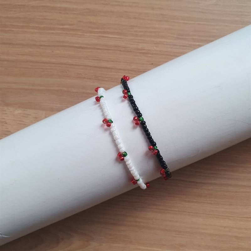 Kirscharmband Aus Perlen Ihrer Wahl in Weiß Oder Schwarz - Perlenarmband Mit Kleinen Kirschen Verstellbares Goldarmband Kirschschmuck von ATELOR