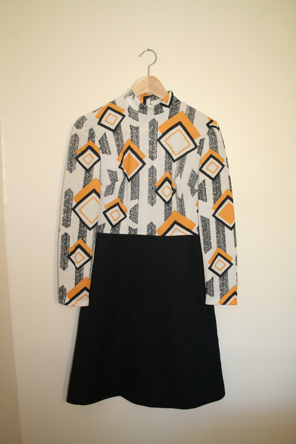 1960Er Jahre Rauten Muster, Senfgelbes, Schwarz-Weißes Knielanges Kleid 1960Er Jahre Rauten Muster, Senfgelbes, Schwarz-Weißes Knielanges Kleid von ATGiG