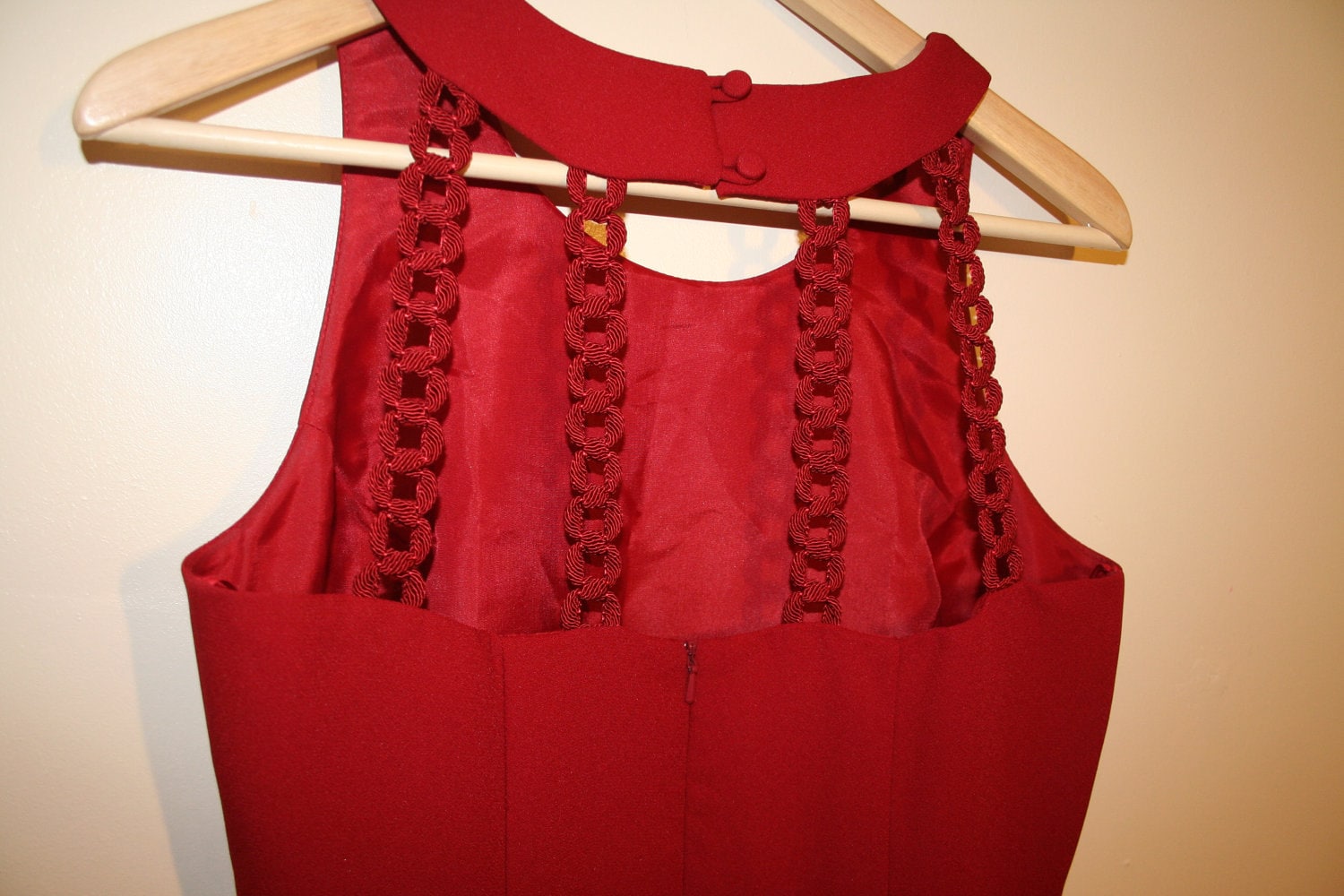 20Er Jahre Rotes Kleid Mit Schlitz Und Schleifen Detail Am Rücken 20Er Jahre Rotes Kleid Mit Schlitz Und Schleifen Detail Am Rücken von ATGiG