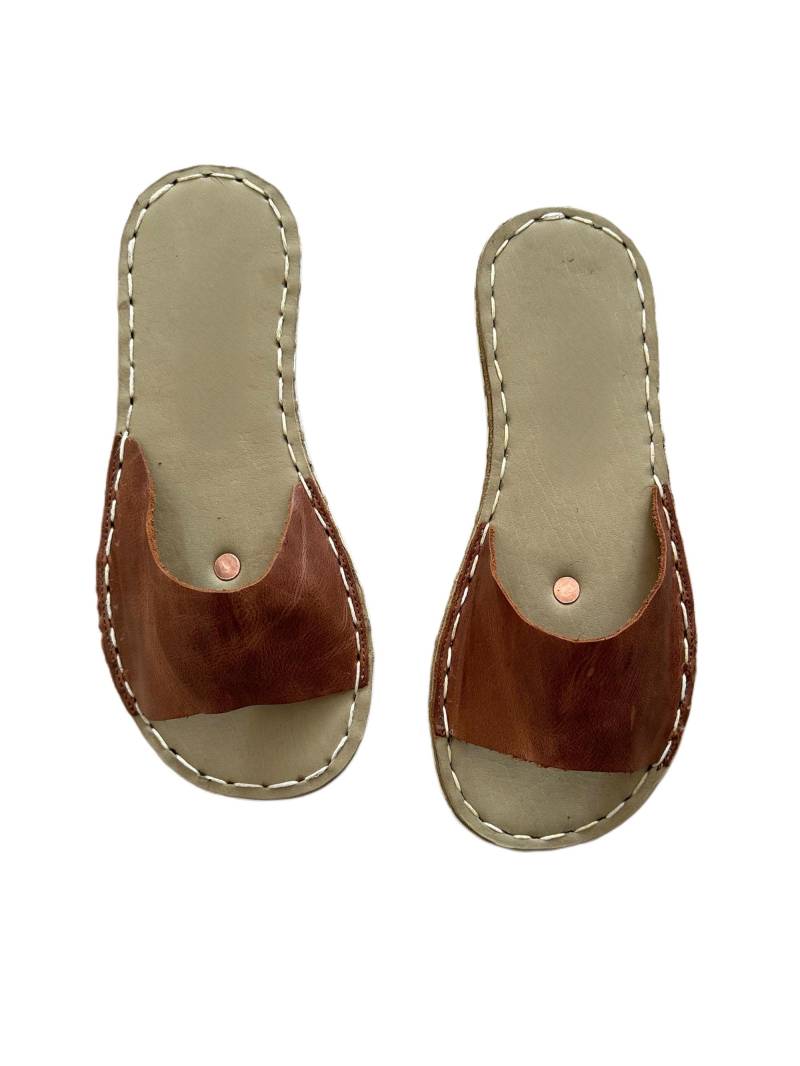 Handgefertigte Leder-Hausschuhe Für Männer Barfuß-Sandalen Mit Kupfer-Nieten von ATICAgroundingshoes
