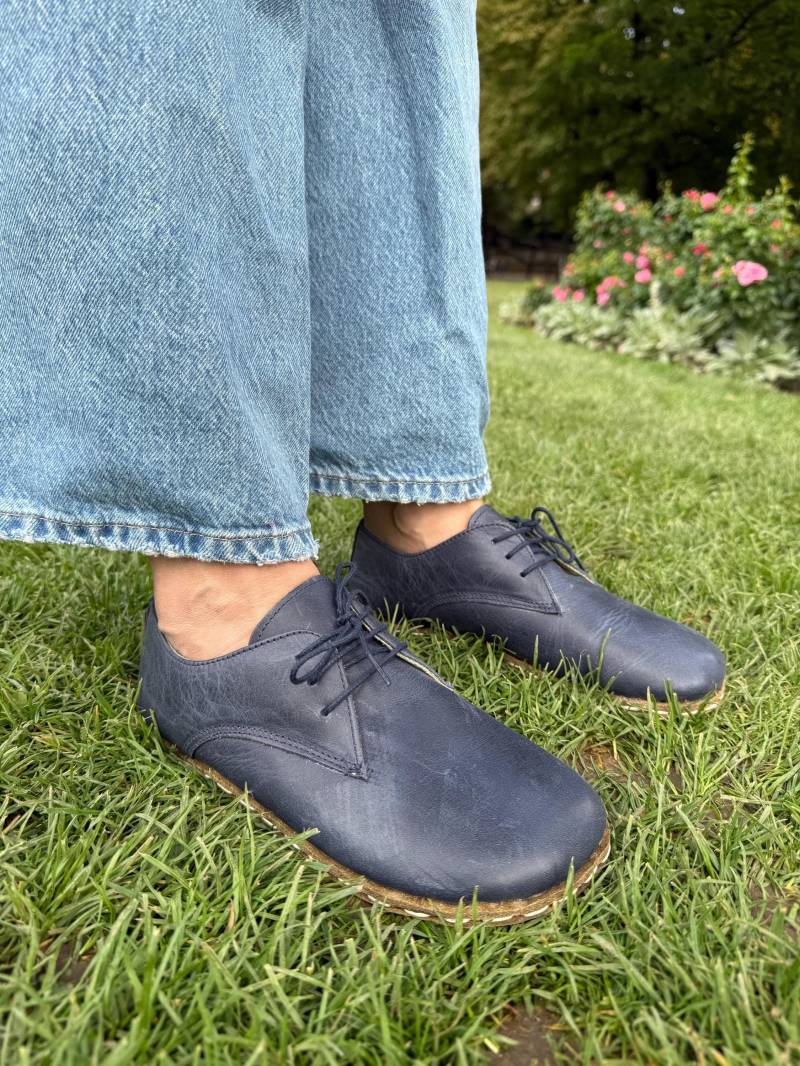 Handgefertigte Ledersandalen Für Frauen Marineblaue Kupferakzente Handgefertigte Ledersandalen Für Frauen Marineblaue Kupferakzente von ATICAgroundingshoes