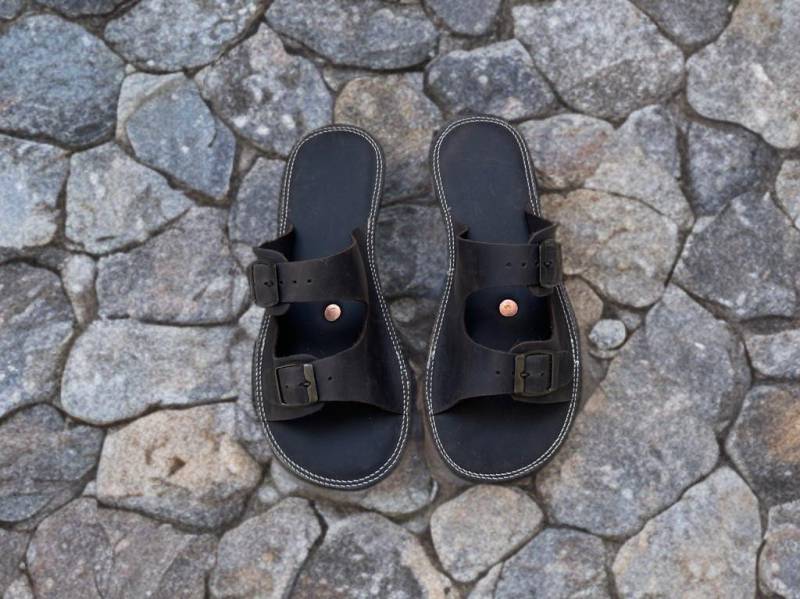 Neue Handgefertigte Erdungs-Hausschuhe Für Frauen, Erdungs-Sandalen Mit Kupfernieten, Dunkelbraun von ATICAgroundingshoes