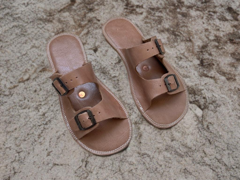 Neue Handgefertigte Erdungs-Hausschuhe Für Frauen, Erdungssandalen Mit Kupfernieten, Visionsleder von ATICAgroundingshoes