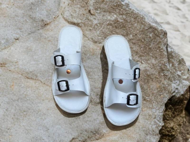 Neue Handgefertigte Erdungs-Hausschuhe Für Frauen, Erdungssandalen Mit Kupfernieten, Weiß von ATICAgroundingshoes