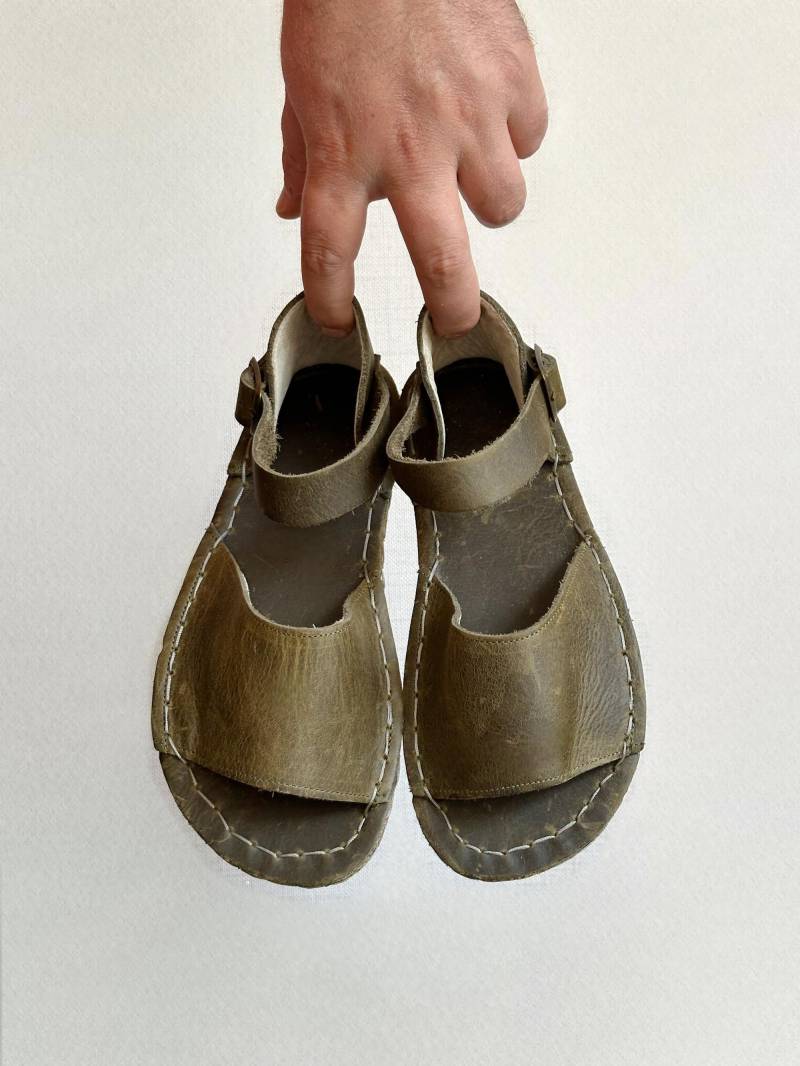 Neue Handgemachte Leder-Gerdeung Militärgrün Sandalen Kupfer-Nieten, Barfuß-Design Für Frauen von ATICAgroundingshoes