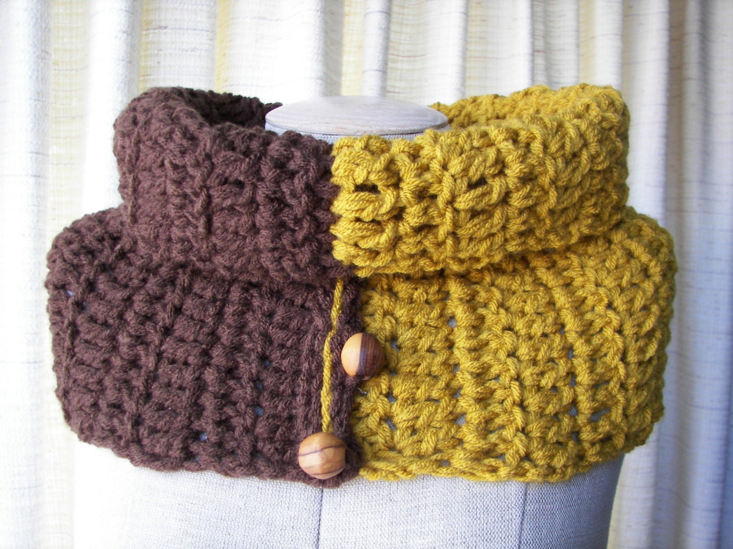 Gehäkeltes Halstuch, Schlauchschal Oder in Braun Senf Vegan/Handmade Usa Gehäkeltes Halstuch, Schlauchschal Oder in Braun Senf Vegan/Handmade Usa von ATIdesign