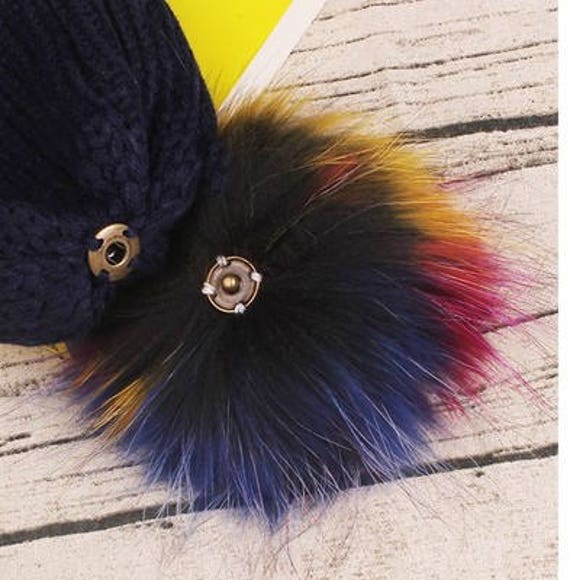 Bunte Pelz Pompoms Mützen Fellknäuel Mit Druckknöpfen Dekor Auf Pom Puffs Ball Groß Weich Flauschig von ATSlowTimes