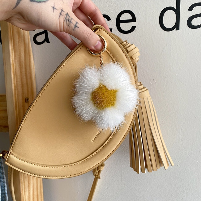 Floral Sun Flower Chic Schlüsselanhänger Weiß & Gelb Faux Fluffy Pompoms Taschenanhänger Pelzigen Puffs Benutzerdefinierte Niedliche Brosche Pelz von ATSlowTimes