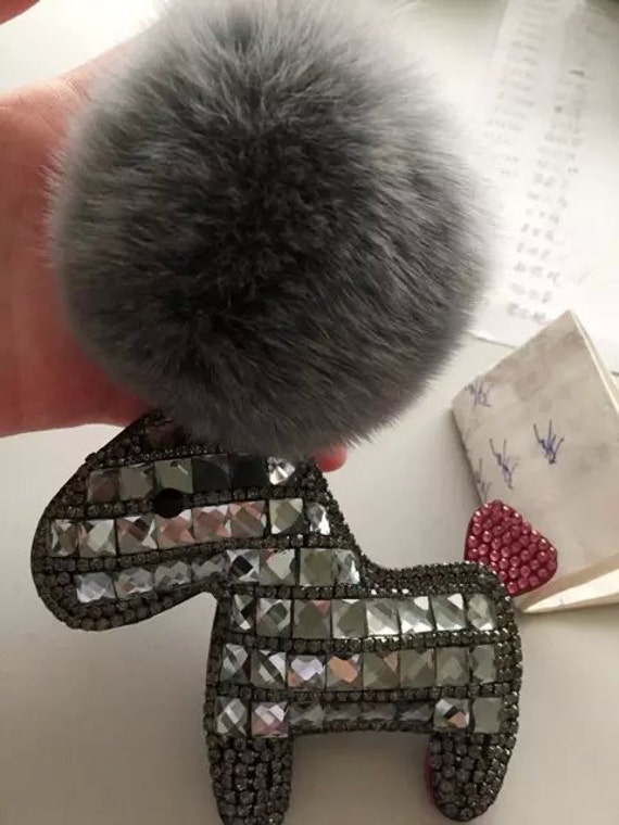 Niedlichen Schlüsselanhänger Grau Funkeln Steinen Diamanten Bling Little Dog Bag Charme Befestigen Pom Pom, Fell Ball Handtasche Charm von ATSlowTimes