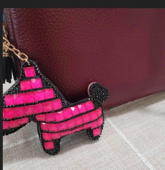 Strass Niedlich Taschenanhänger Bling Pferd Schlüsselanhänger-Benutzerdefinierte Farbe Fuchsia Pink Schwarz Kristall Steine Puppen Handtasche von ATSlowTimes