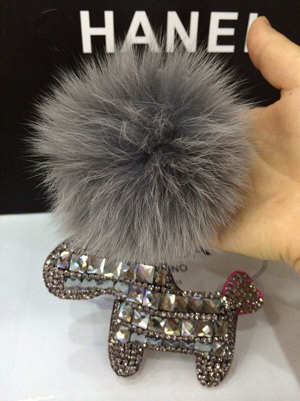 Süßer Anmial Form Schlüsselanhänger Grau Pom Poms Little Horse Dolls Geldbörse Charm Handtasche Tote Accessoire Lanyard von ATSlowTimes