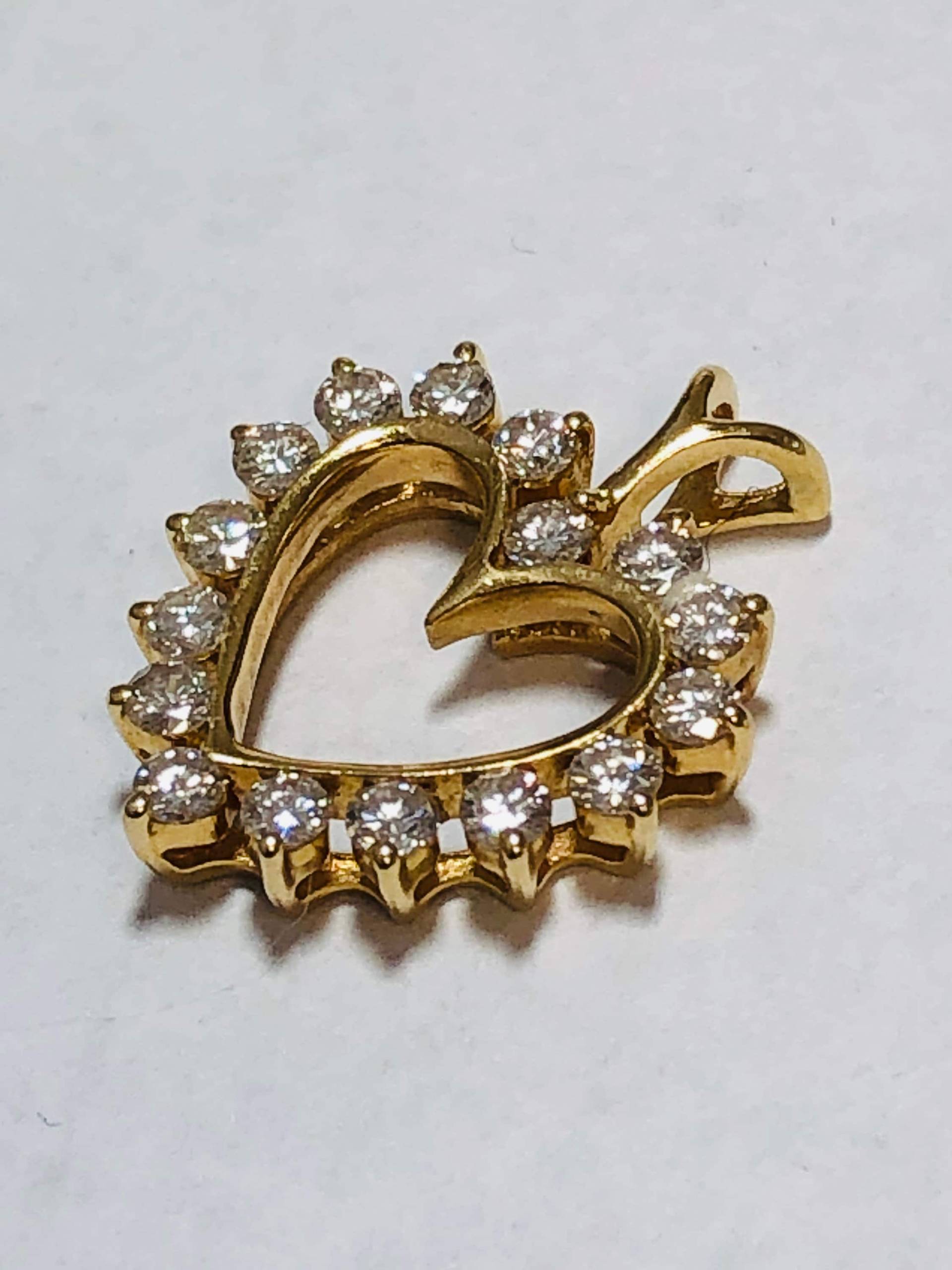 14K Gelbgold Herzform Anhänger Mit Diamanten von ATZAJEWELRY