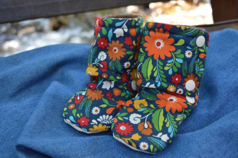 Baby Booties Bleiben Auf, Bunte Blume Marine Braun, Erdiges Baby, Sommer Frühling von ATaleOfTwoThreads