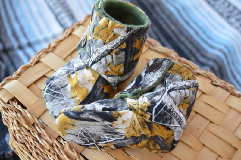 Baby Booties Bleiben Auf, Camo Vorteil Holz Fallen von ATaleOfTwoThreads