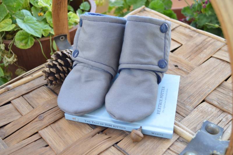 Baby Booties Bleiben Auf, Grau Twill Kam Snaps, Navy Blau Shower Custom von ATaleOfTwoThreads