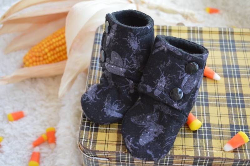 Baby Booties Bleiben Auf, Schwarze Käfer Halloween, Kleine Jungen, Süßes Oder Saures, Herbst Sommer von ATaleOfTwoThreads