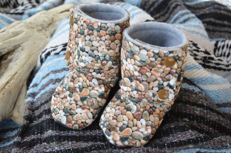 Baby Booties Stay On, Brown Pebble, Flussfelsen, Sommerbaby von ATaleOfTwoThreads