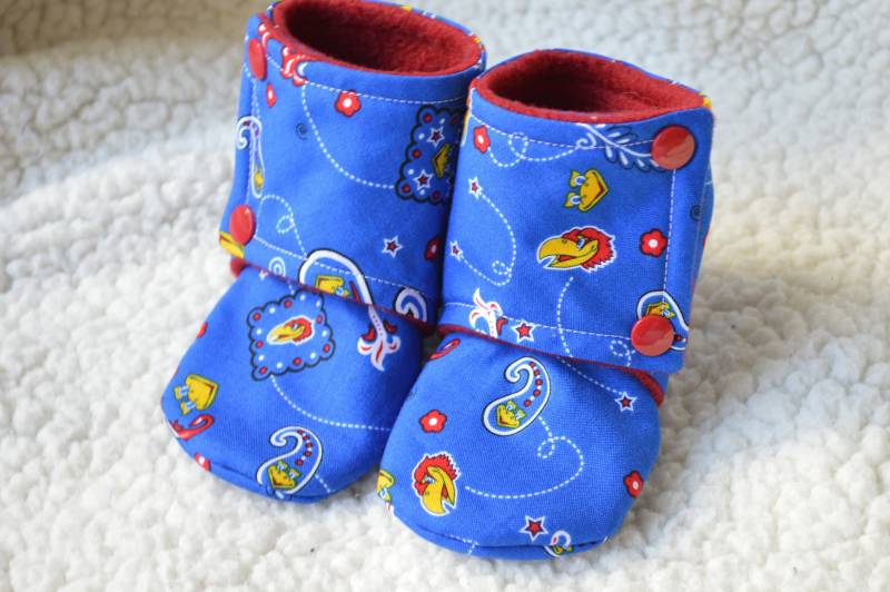 Baby Booties Stay On, Jayhalk Paisley Ku Kansas Bandana Rot Gelb Blau von ATaleOfTwoThreads