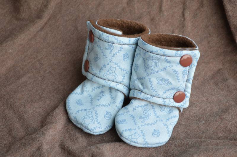 Baby Booties Stay On, Pooh Blau Und Braun, Frühling von ATaleOfTwoThreads