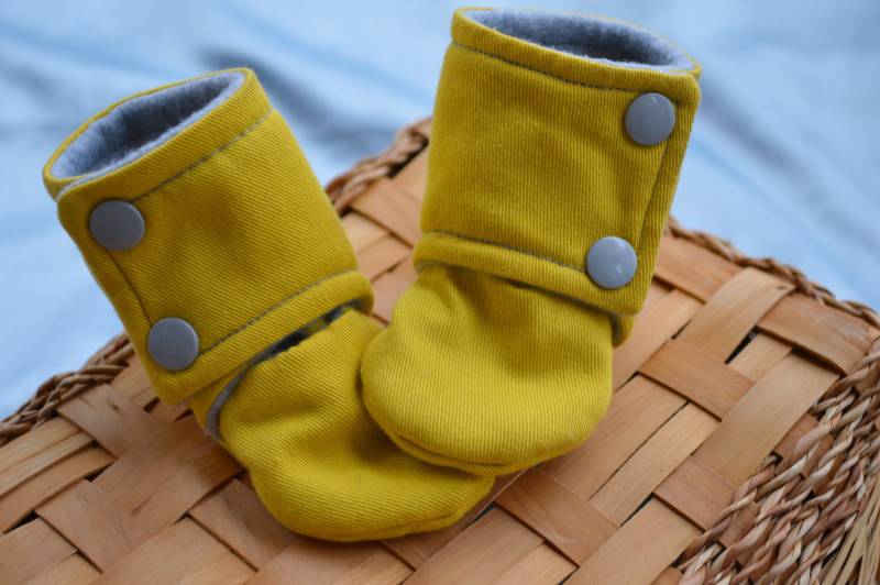 Baby Booties Stay On Senf Gelb Kam Snaps, Fleece Goldenrod Custom von ATaleOfTwoThreads