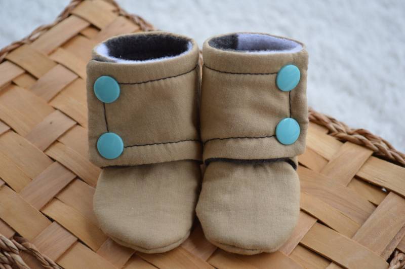 Beige Buffalo Karierte Baby Booties Schuhe Aus Baumwollfleece Mit Weicher Sohle von ATaleOfTwoThreads