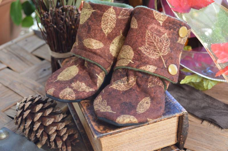 Bleib Auf Baby Booties, Babyschuhe Mit Weichen Sohlen, Braun Goldene Blätter, Oktoberbaby von ATaleOfTwoThreads