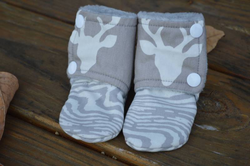 Bleiben Sie Auf Baby Booties, Grauer Hirsch Reh Geweih Wald Jungen Dusche Geschenk, Booties von ATaleOfTwoThreads