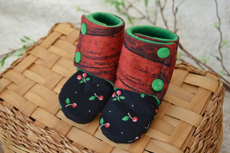 Cherry Barnwood, Stay On Baby Booties, Rot Schwarz Grün, Kirschen Barnwood Treibholz Sommer, Kirschbabygeschenke von ATaleOfTwoThreads