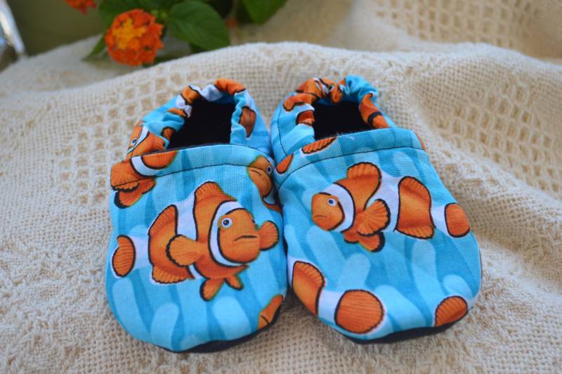 Clown Fisch Nemo, Bleib Auf Baby Booties, Blaues Wasser Seeanemone, Orange von ATaleOfTwoThreads