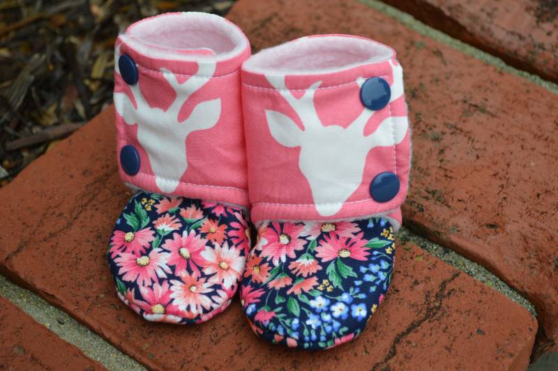 Floral Hirsch Reh Kopf Boho Baby Geschenk Weiche Sohlen Schuhe Booties von ATaleOfTwoThreads