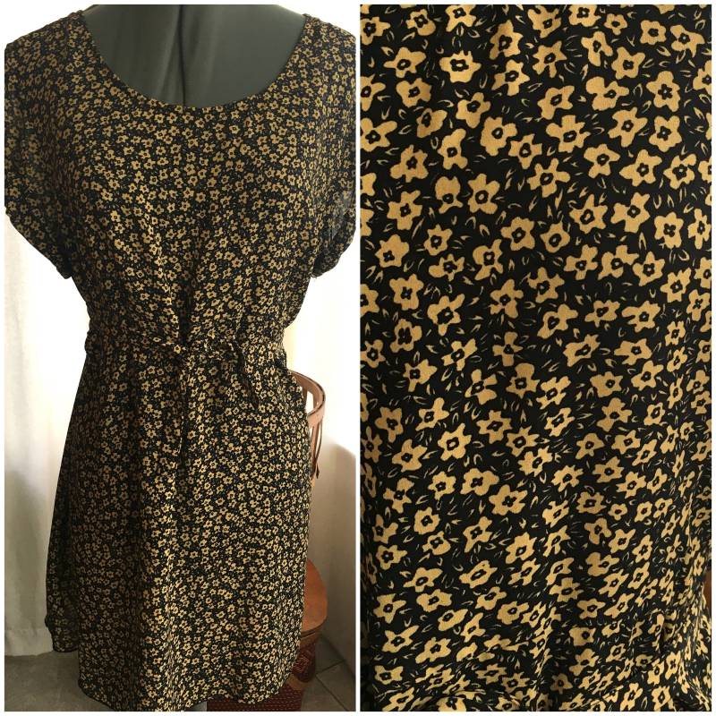 Gelbes Blumen Krawatte Kleid Gelbes Blumen Krawatte Kleid von ATallTale