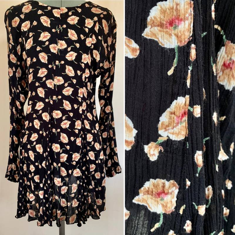 Langarm Schwarz Floral Mini Kleid Langarm Schwarz Floral Mini Kleid von ATallTale