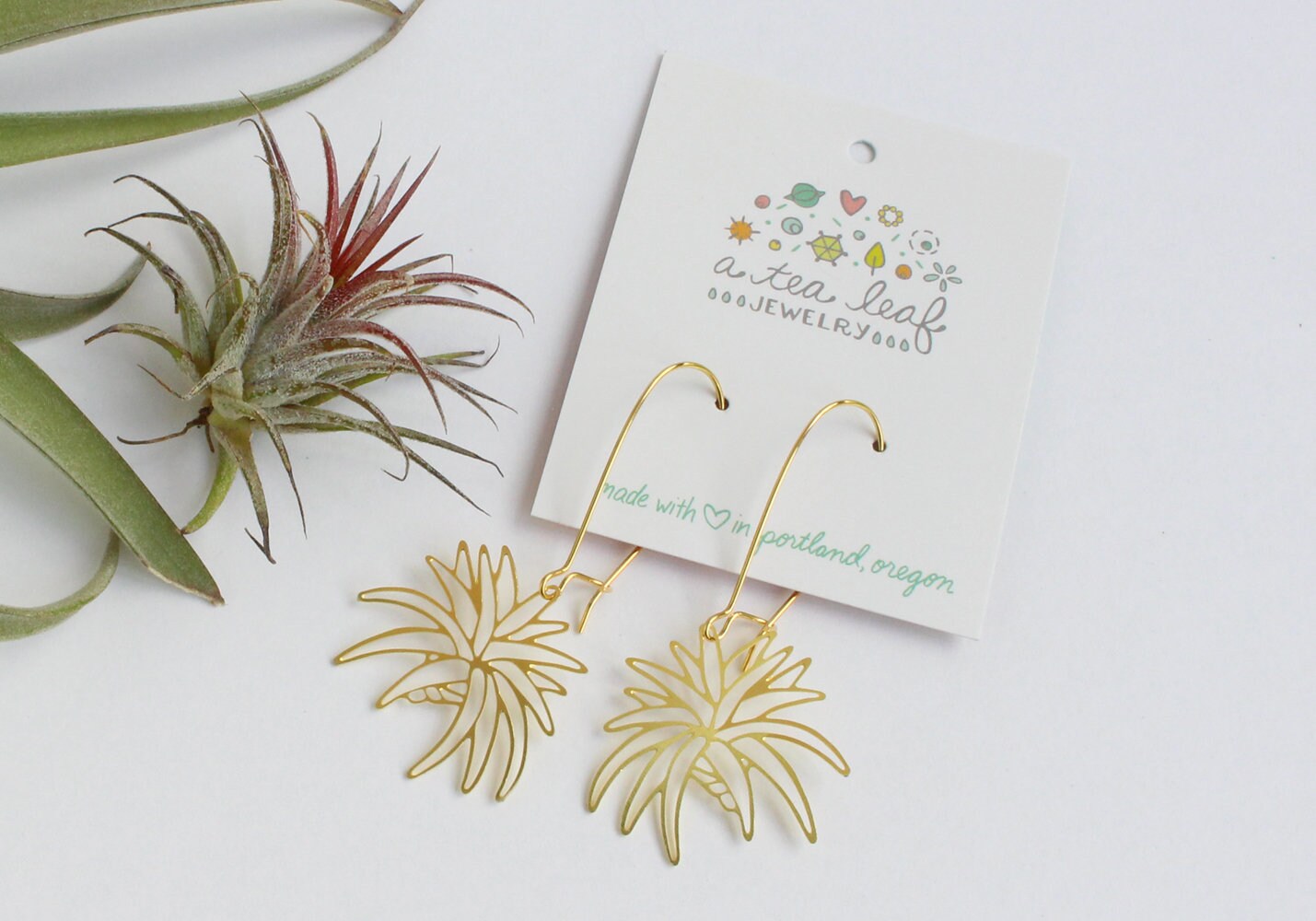 Luftpflanze Tillandsia Gold Leichte Ohrringe | Stil 1 Luftpflanze Tillandsia Gold Leichte Ohrringe | Stil 1 von ATeaLeaf