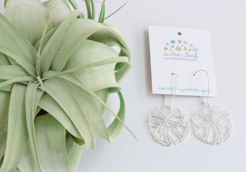 Luftpflanze Tillandsia Xerographica Silber Leichte Ohrringe | Stil 2 von ATeaLeaf