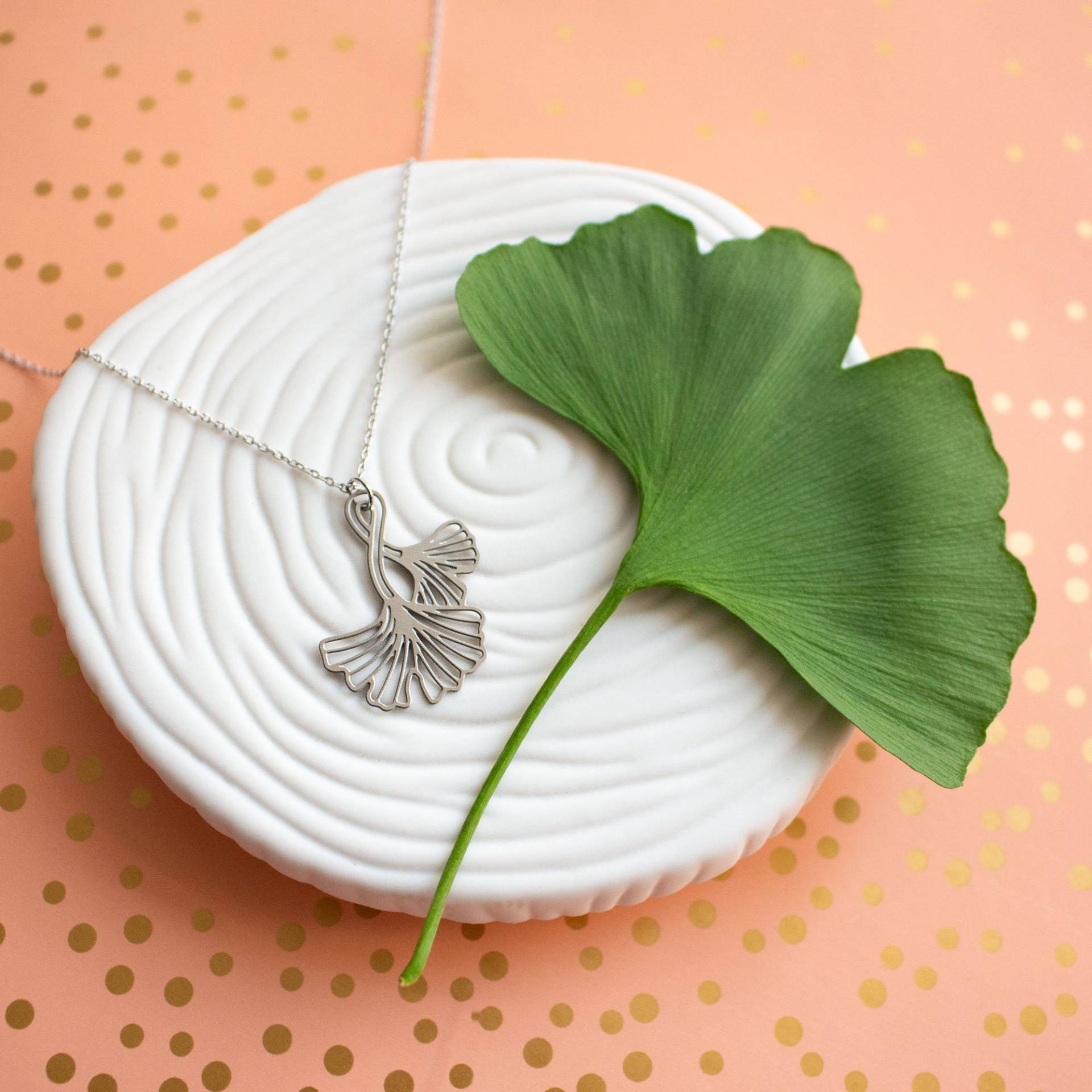 Silber Ginkgo Biloba Fächerförmige Blätter Leichte Halskette | Handgemacht Minimalistisch, Natur, Heilig, Zen, Waldbaum von ATeaLeaf