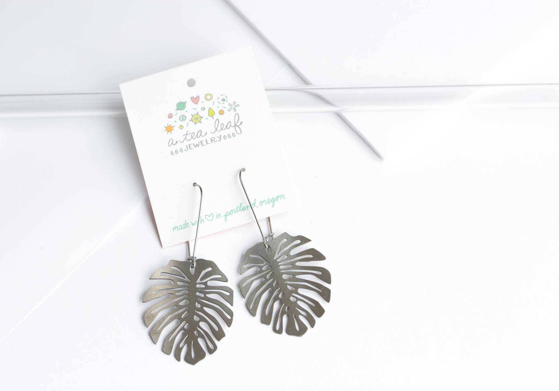 Silber Monstera Deliciosa Blatt Statement Ohrringe | Nickelfrei Und Bleifrei, Wodurch Sie Perfekt Für Die Meisten Empfindlichen Hauttypen Geeignet Silber Monstera Deliciosa Blatt Statement Ohrringe | Nickelfrei Und Bleifrei, Wodurch Sie Perfekt Für Die Meisten Empfindlichen Hauttypen Geeignet von ATeaLeaf