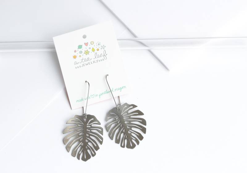 Silber Monstera Deliciosa Blatt Statement Ohrringe | Nickelfrei Und Bleifrei, Wodurch Sie Perfekt Für Die Meisten Empfindlichen Hauttypen Geeignet Silber Monstera Deliciosa Blatt Statement Ohrringe | Nickelfrei Und Bleifrei, Wodurch Sie Perfekt Für Die Meisten Empfindlichen Hauttypen Geeignet von ATeaLeaf