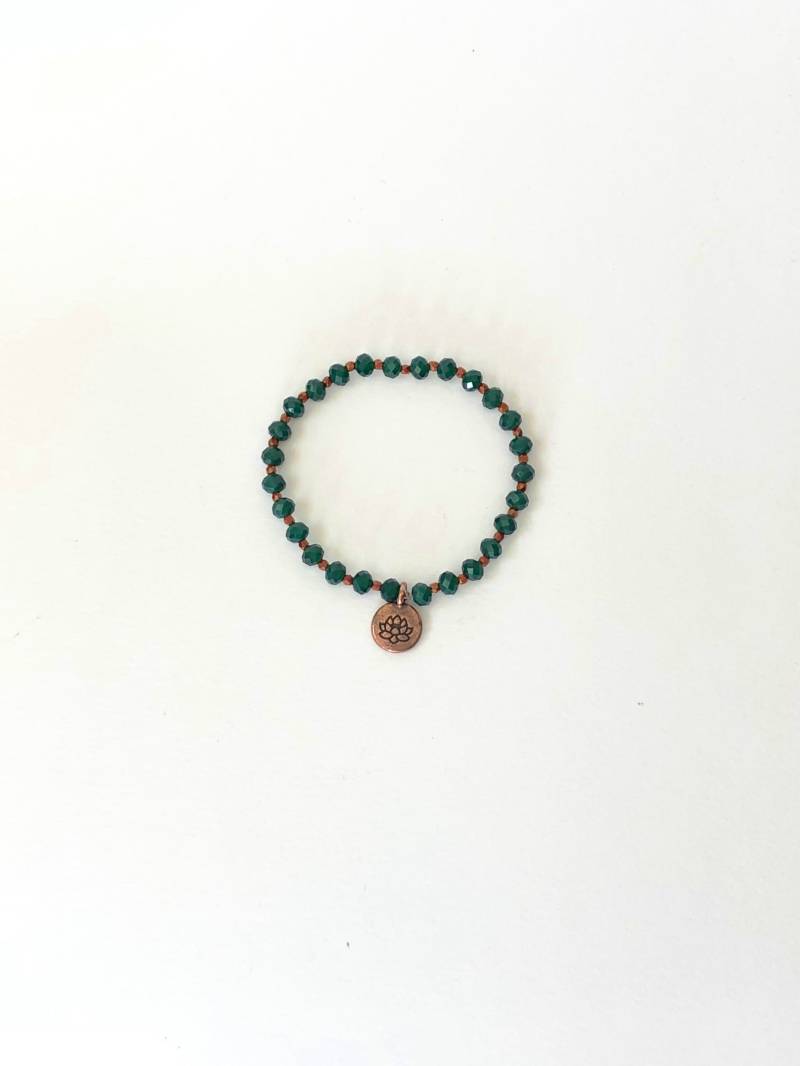 Smaragd Perlen Kristall Bettelarmband, Stretch Armband, Kupfer Charm Smaragd Perlen Kristall Bettelarmband, Stretch Armband, Kupfer Charm von ATouchofGlamor