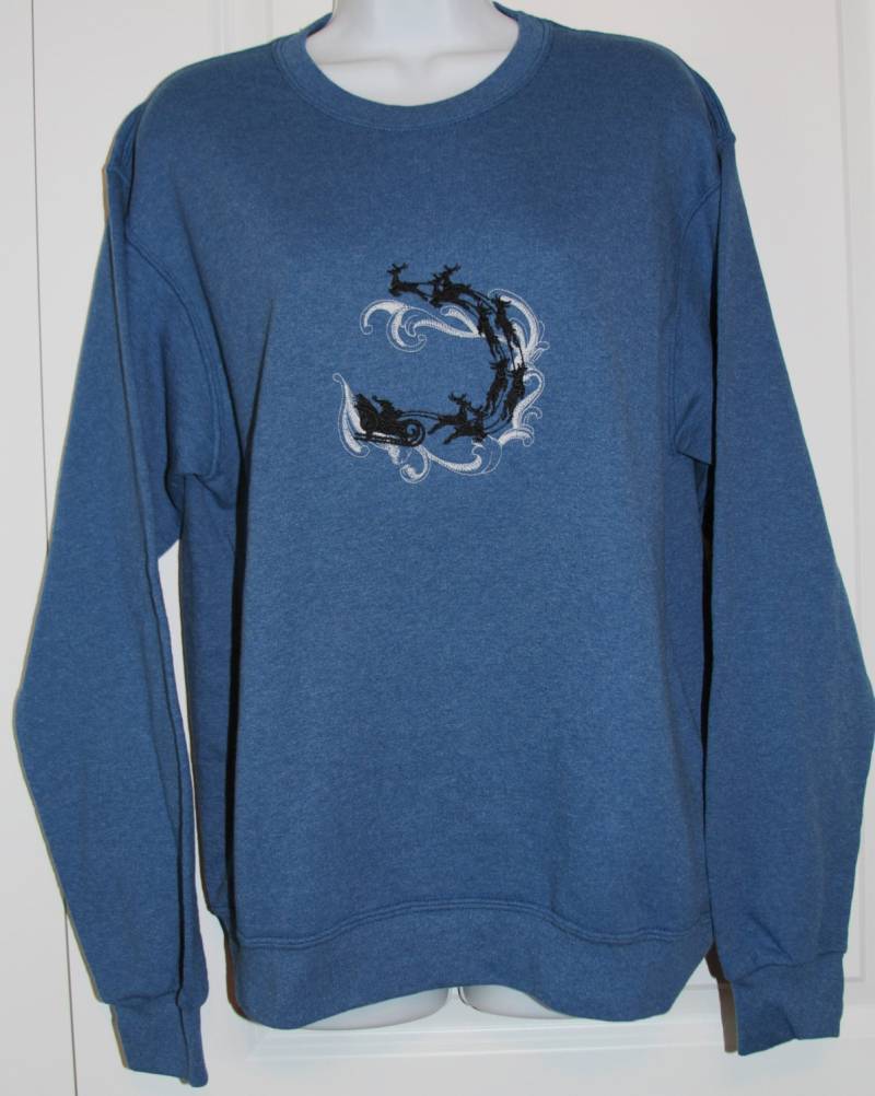 Bestickte Weihnachten Fliegen Santa Sweatshirt Blau Bestickte Weihnachten Fliegen Santa Sweatshirt Blau von ATouchofStitchery