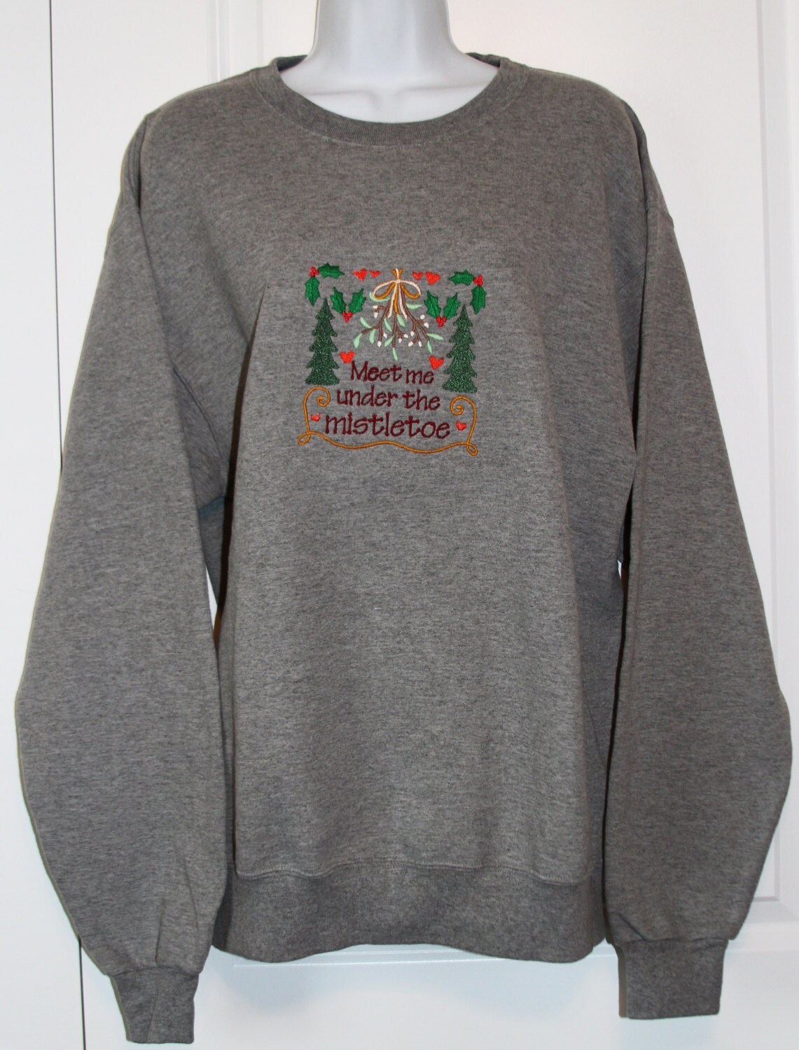 Bestickte Weihnachten "Treffen Sie Mich Unter Dem Mistelzweig" Sweatshirt Grau Bestickte Weihnachten "Treffen Sie Mich Unter Dem Mistelzweig" Sweatshirt Grau von ATouchofStitchery