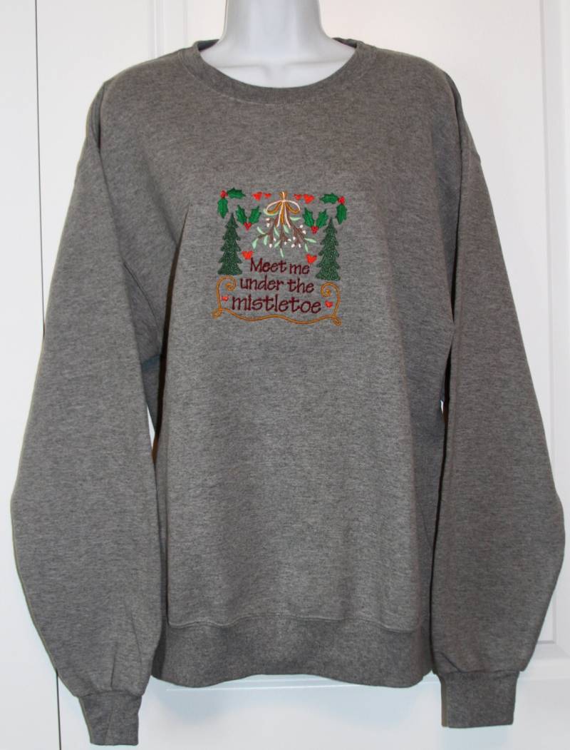 Bestickte Weihnachten "Treffen Sie Mich Unter Dem Mistelzweig" Sweatshirt Grau Bestickte Weihnachten "Treffen Sie Mich Unter Dem Mistelzweig" Sweatshirt Grau von ATouchofStitchery