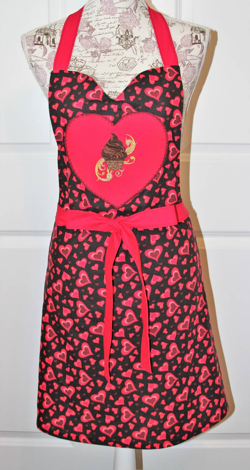 Herz Und Cupcake Bestickte Damenschürze Herz Und Cupcake Bestickte Damenschürze von ATouchofStitchery
