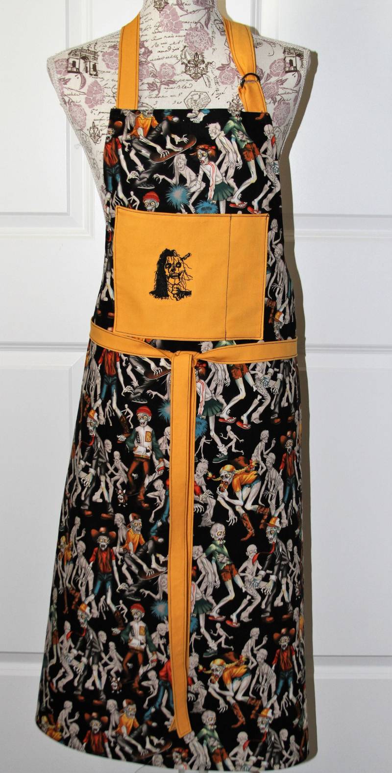 Unisex Chef, Bbq, Schuster Stil Schürze Happy Halloween High School Zombie Mit Bestickten Unisex Chef, Bbq, Schuster Stil Schürze Happy Halloween High School Zombie Mit Bestickten von ATouchofStitchery