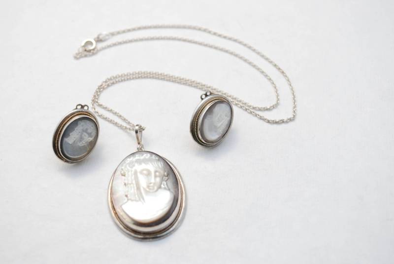 Alte Geschnitzte Shell Cameo-Set - Kette Und Schraube Zurück Ohrringe Sterling Silber Weibliche Figur von ATreasureHunt