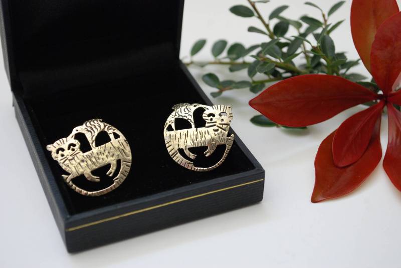 Ausschnitt Kitty Katze Mit Vogelohrringe - Gold-Ton Sterling Entwerfer Bronze Große von ATreasureHunt