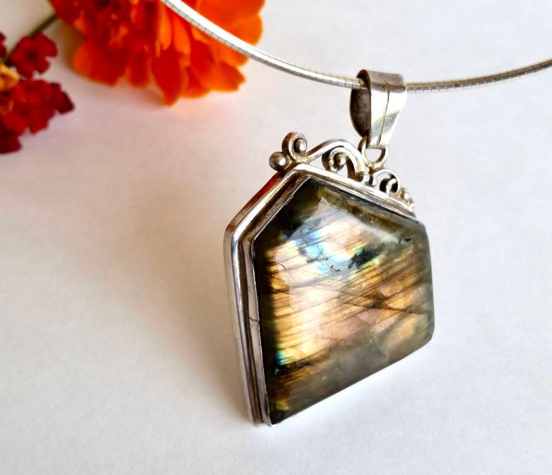 Beeindruckende Unregelmäßige Labradorit Anhänger - Sterling Sliver Schillernde Blau Grün Beeindruckende Unregelmäßige Labradorit Anhänger - Sterling Sliver Schillernde Blau Grün von ATreasureHunt